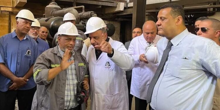 وزير قطاع الاعمال ومحافظ قنا في جوله تفقدية بألومنيوم نجع حمادي