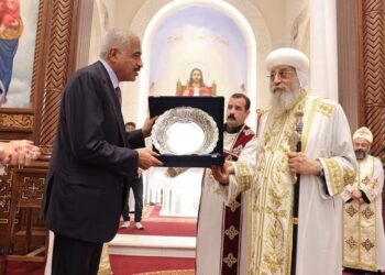 البابا تواضروس الثانى يكرم هشام طلعت مصطفى   بكنيسة العذراء