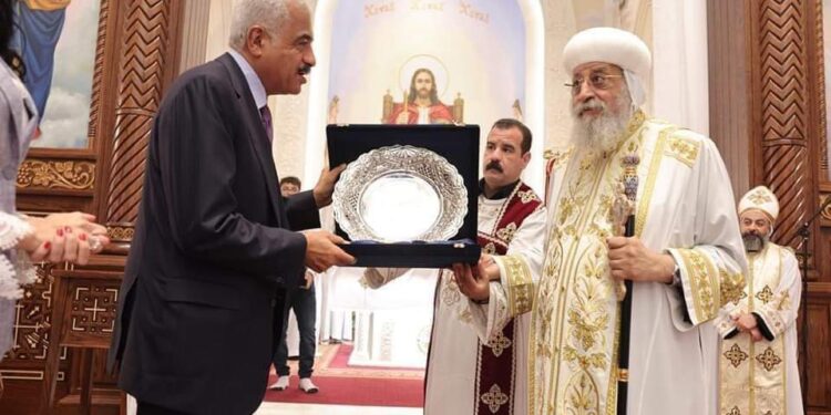 البابا تواضروس الثانى يكرم هشام طلعت مصطفى بكنيسة العذراء