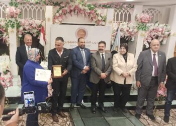 حزب الشعب الجمهوري يكرم قيادات عمالية وشخصيات بارزة