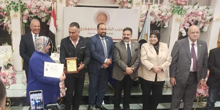 حزب الشعب الجمهوري يكرم قيادات عمالية وشخصيات بارزة