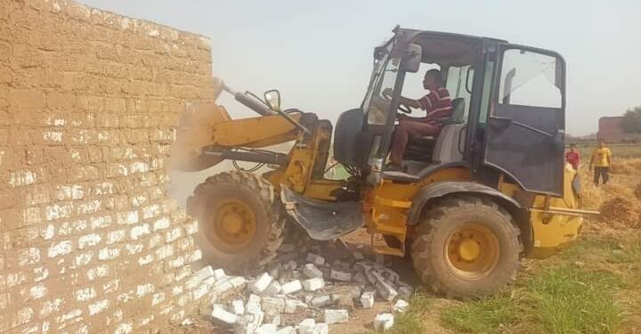 ازاله ثلاث حالات تعدي على أراضى زراعية وأملاك دولة وحماية النيل بمدينة العياط