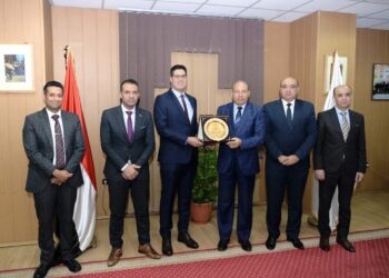 رئيس جامعة المنصورة يناقش خطة إدارة الوافدين لجذب الطلاب