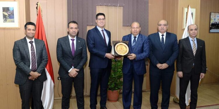 رئيس جامعة المنصورة يناقش خطة إدارة الوافدين لجذب الطلاب