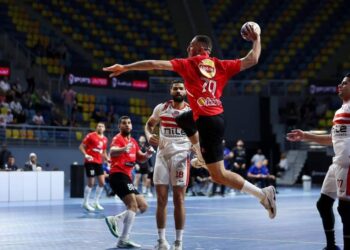 الأحمر يلعب و الأبيض يهرب ..!