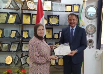 وكيل أول وزارة التربية والتعليم بالجيزه يكرم مديرة مدرسة الجزيرة التجريبيه !