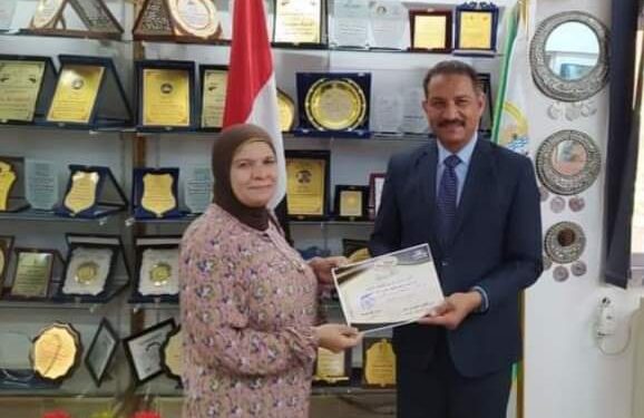 وكيل أول وزارة التربية والتعليم بالجيزه يكرم مديرة مدرسة الجزيرة التجريبيه !