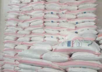 ضبط 10 طن دقيق فاخر بدون فواتير بأحد المخازن بالمنتزه