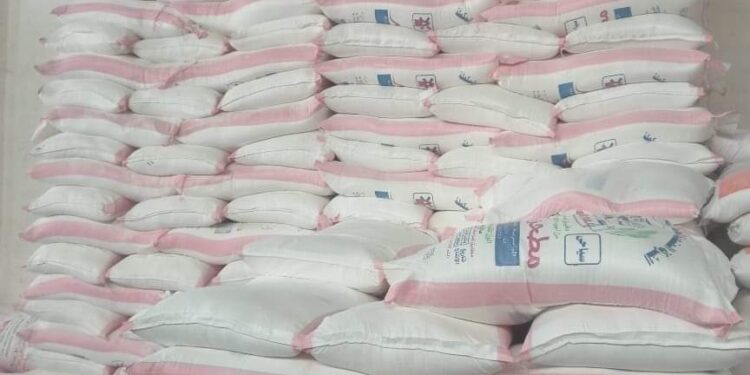 ضبط 10 طن دقيق فاخر بدون فواتير بأحد المخازن بالمنتزه