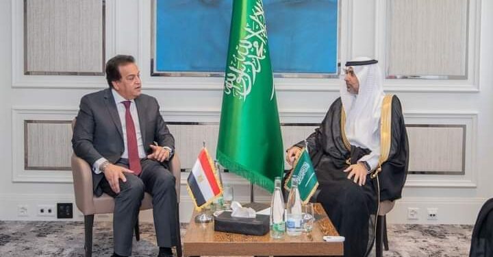 وزير الصحة يلتقي نظيره السعودي بـ«چنيڤ» !