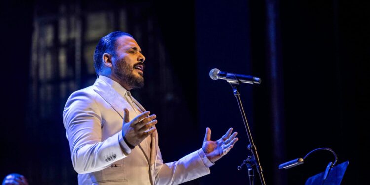 رامي عياش.. يضىءسماء باريس بحفلا اسطوريا!