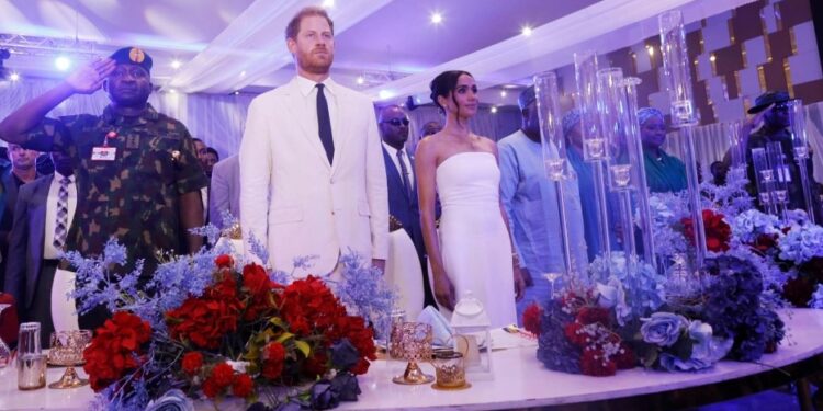 استقبال الأمير هاري وزوجته ميغان بحفاوة في نيجيريا