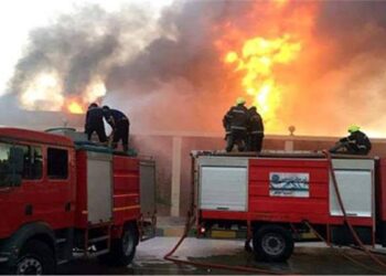 قوات الدفاع المدني تواصل جهودها في السيطرة على حريق مصنع الأدوية بالعوايد