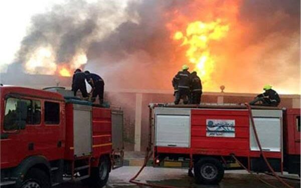 قوات الدفاع المدني تواصل جهودها في السيطرة على حريق مصنع الأدوية بالعوايد