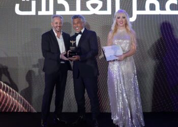 الإمارات تكرم “صوت الأردن” الفنان عمر العبداللات