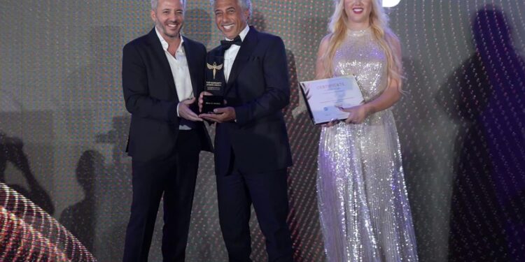 الإمارات تكرم “صوت الأردن” الفنان عمر العبداللات