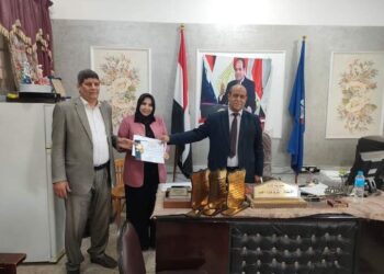 مدير عام إدارة أبوحمص التعليمية يكرم أسرة معرض الأنشطة التربوية