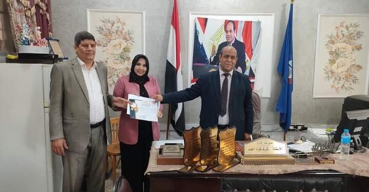 مدير عام إدارة أبوحمص التعليمية يكرم أسرة معرض الأنشطة التربوية