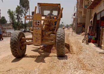 محافظ الغربية يتابع رصف طريق مصنع تدوير القمامة بدفره