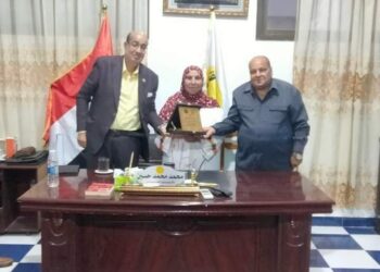 نقيب المعلمين بالاسماعيلية يكرم دكتورة مني أبو إسماعيل بحضور وكيل الوزارة سابقا