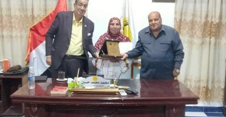 نقيب المعلمين بالاسماعيلية يكرم دكتورة مني أبو إسماعيل بحضور وكيل الوزارة سابقا