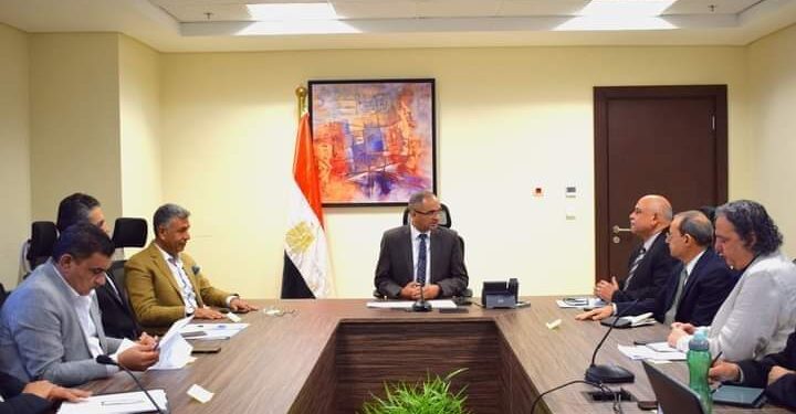 وزير الإسكان يتابع موقف إدارة الحمأة الناتجة من محطات الصرف الصحي