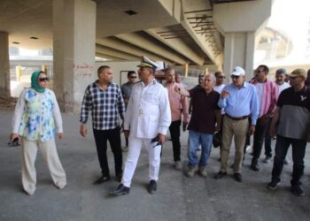 محافظ الجيزة يصطحب عدداً من المواطنين للتعرف علي اراءهم