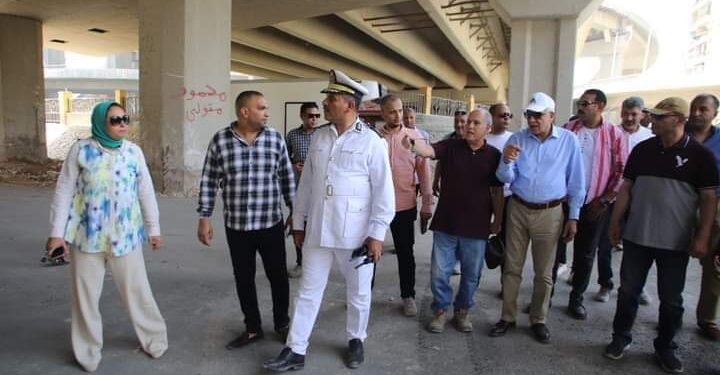 محافظ الجيزة يصطحب عدداً من المواطنين للتعرف علي اراءهم