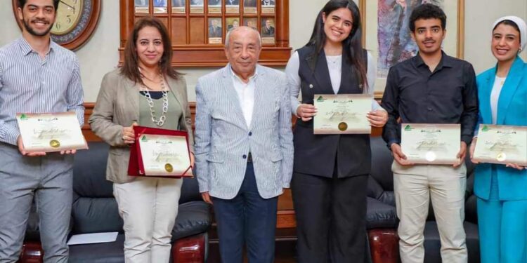 نقابة المهندسين المصرية تكرم 4 طلاب بـ”هندسة الجامعة الأمريكية” عن مشروع تخرجهم حول “إعادة إعمار غزة”