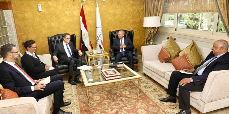 وزير النقل يبحث مع السفير الالماني بالقاهرة تعزيز التعاون المشترك في مجالات النقل المختلفة