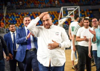 مصيلحي يتحدي تعليمات الأطباء ويظهر مشجع درجة ثالثة في لقاء الباسكت أمام النادي الأهلي