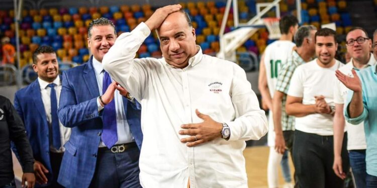 مصيلحي يتحدي تعليمات الأطباء ويظهر مشجع درجة ثالثة في لقاء الباسكت أمام النادي الأهلي