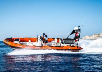 غرق قارب مهاجرين قبالة السواحل الإيطالية.. إنقاذ 12 والبحث جارٍ عن ناجين 