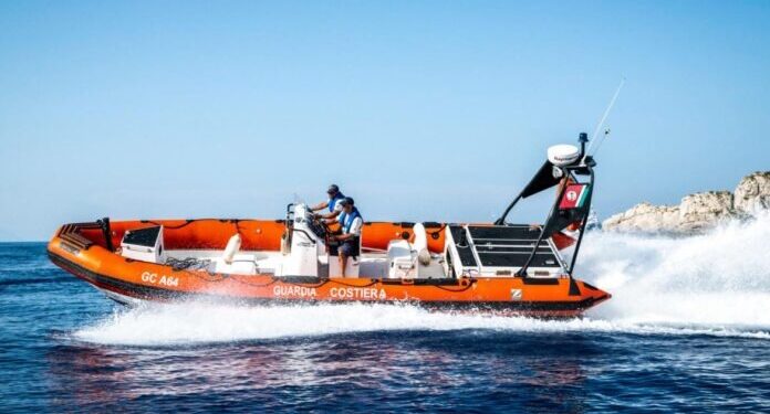 غرق قارب مهاجرين قبالة السواحل الإيطالية.. إنقاذ 12 والبحث جارٍ عن ناجين