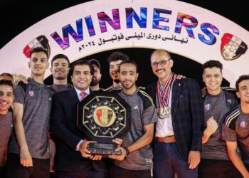 رئيس الإتحاد المصري للميني فوتبول أحمد سمير يتوج فريق ميت غراب بدرع الدوري موسم 2024-2023