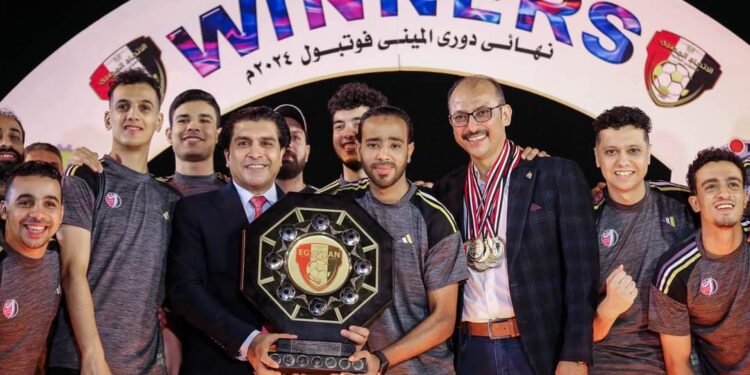 رئيس الإتحاد المصري للميني فوتبول أحمد سمير يتوج فريق ميت غراب بدرع الدوري موسم 2024-2023