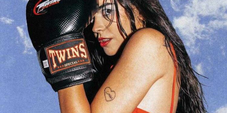 اللبنانية نورزي تطلق كليب “قلبي بلو” من البترون