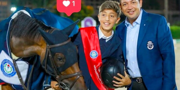 الفارس الصاعد عمر محمد سلامة يضع سموحة علي منصة التتويج في نهائي بطولة الجمهورية للفروسية