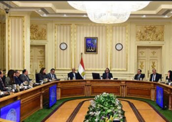 رئيس الوزراء يترأس اجتماع “خلية أزمة الحجاج” ويكلف بسحب رخص 16شركه سياحية