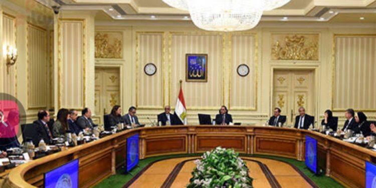 رئيس الوزراء يترأس اجتماع “خلية أزمة الحجاج” ويكلف بسحب رخص 16شركه سياحية