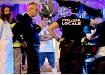 الشرطة الإيطالية تغرم عريسا ارتدى زي المسيح في حفل زفافه