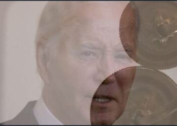 صحفي أمريكي يسخر من تناقض تصريحات بايدن بشأن روسيا 