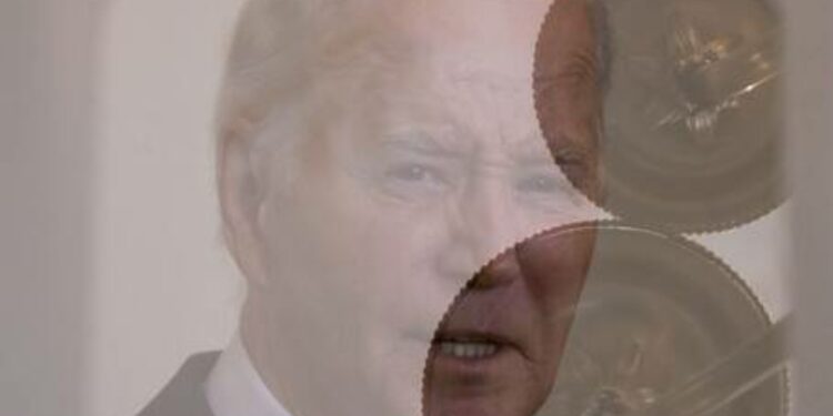 صحفي أمريكي يسخر من تناقض تصريحات بايدن بشأن روسيا