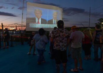 ترامب وبادين وهاريس ونظريات المؤامرة التي تغزو الانترنت