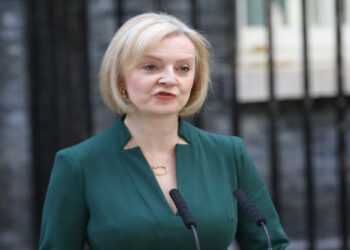  ليز: تنتقد هاريس وتتحدث عن “الوضع المجنون” بالولايات المتحدة