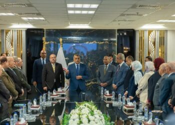 “وزير الدولة للإنتاج الحربي” يجتمع بعدد من القيادات بالوزارة