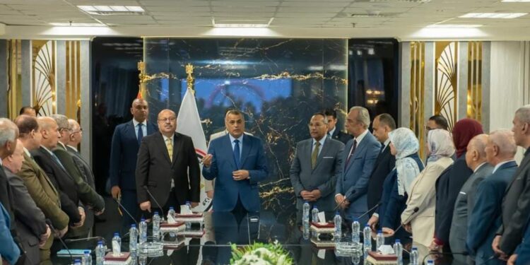 “وزير الدولة للإنتاج الحربي” يجتمع بعدد من القيادات بالوزارة