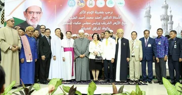 آلاف المسلمين التايلانديين من ٤٥ محافظة تايلاندية يلتقون شيخ الأزهر  في بانكوك
