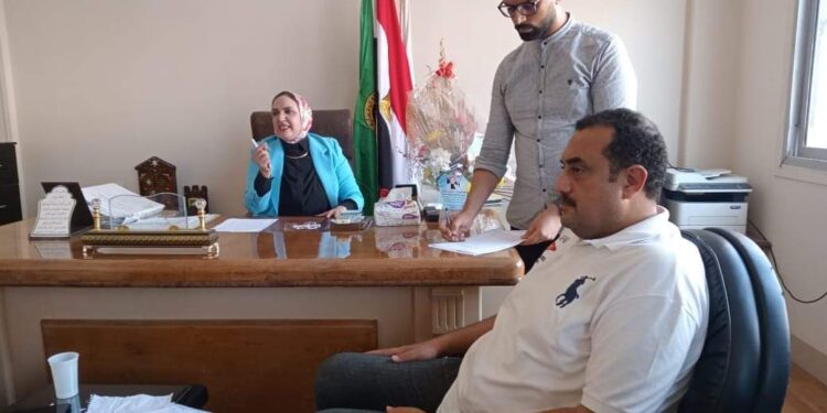 منى عثمان تعقد إجتماعا موسعاً مع مديري الإدارات الداخلية والفرعية