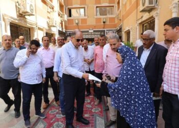 محافظ المنيا وسط اهالى ملوى: لن أبقى على مسئول فى منصبه بالمحافظة لن يرضى عنه المواطنون